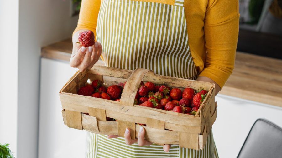 Mit einfachen Tricks bleiben Erdbeeren länger haltbar. (ncz/eee/spot)