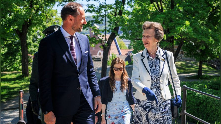 Haakon von Norwegen mit seiner Patentante, Prinzessin Anne. (hub/spot)