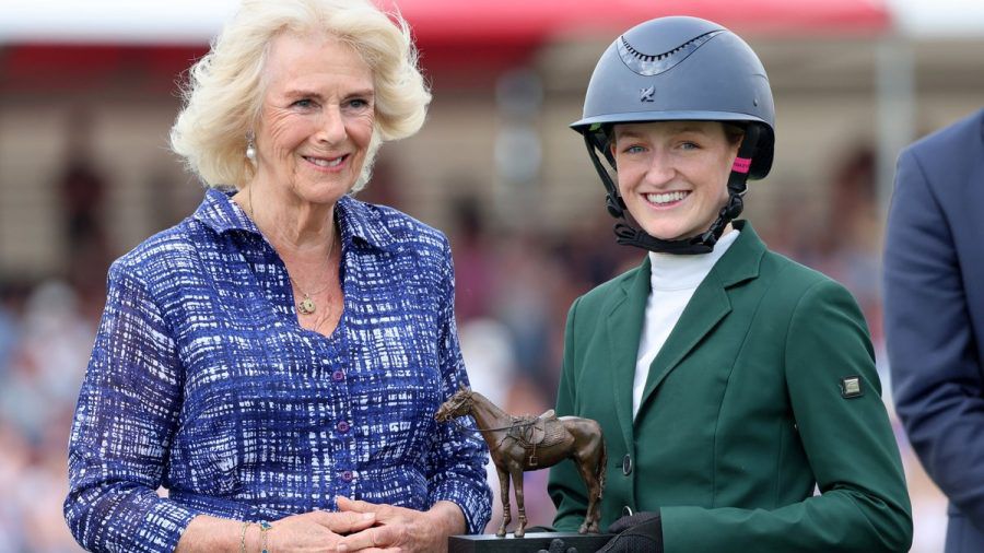Nach 2016 überreichte Königin Camilla wieder die Preise beim Badminton Horse Trials, hier an die zweitplatzierte Reiterin Lucy Latta. (ae/spot)