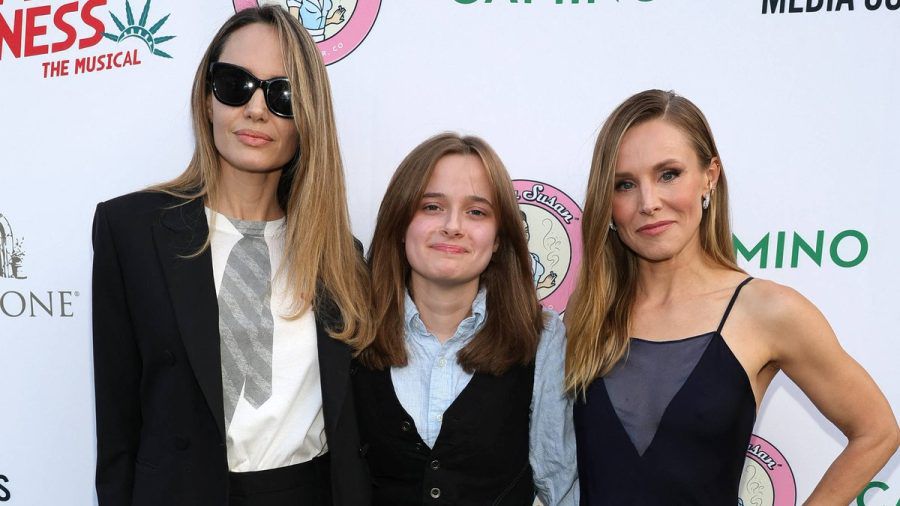 Angelina Jolie und Tochter Vivienne unterstützten ihre gute Freundin Kristen Bell (v.l.n.r.) bei der Premiere des Musicals "Reefer Madness: The Musical" in Los Angeles. (lau/spot)
