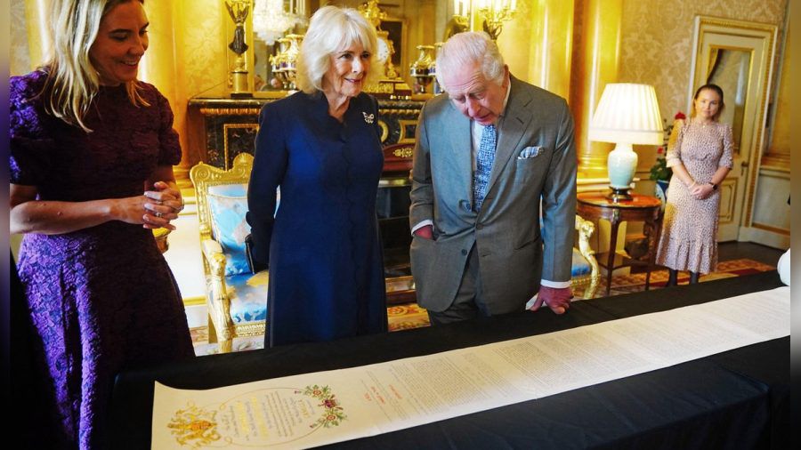 Camilla und Charles nehmen die Coronation Roll in Augenschein. (eee/spot)