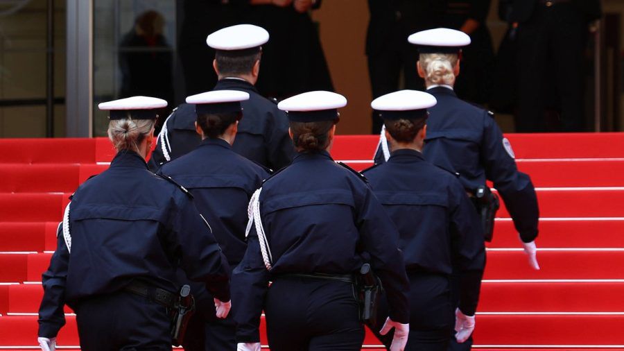 Während der Internationalen Filmfestspiele von Cannes - hier Polizisten vor der Eröffnungszeremonie - gibt es erhöhte Sicherheitsvorkehrungen. (wue/spot)