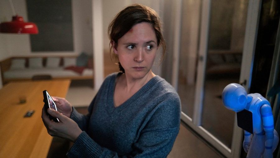 "Unsichtbarer Angreifer": Emma (Emily Cox) ist allein zu Hause, als die Technik im Smart Home der Turguts verrückt spielt. (cg/spot)
