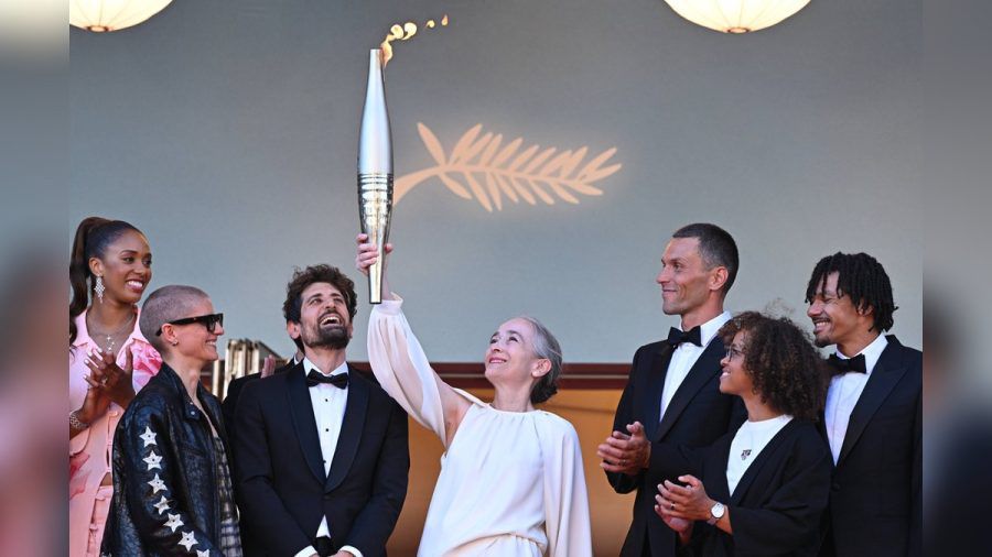 Delphine Ernotte, Präsidentin der Europäischen Rundfunkunion, reckt in Cannes die Olympische Fackel in die Höhe. (stk/spot)
