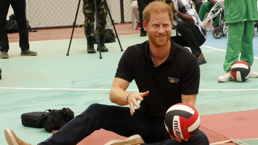 Der britische Prinz Harry spielt in Abuja eine Runde Sitzvolleyball. (wue/spot)