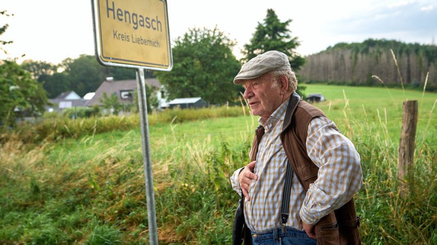 "Mord mit Aussicht": Das fiktive Dorf Hengasch verliert Grantler Hans Zielonka (Michael Hanemann). (sv/spot)