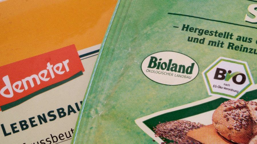 Bioland gehört zu den großen Bio-Anbauvereinen in Deutschland, neben dem Logo steht das staatliche deutsche Bio-Siegel. (ncz/spot)