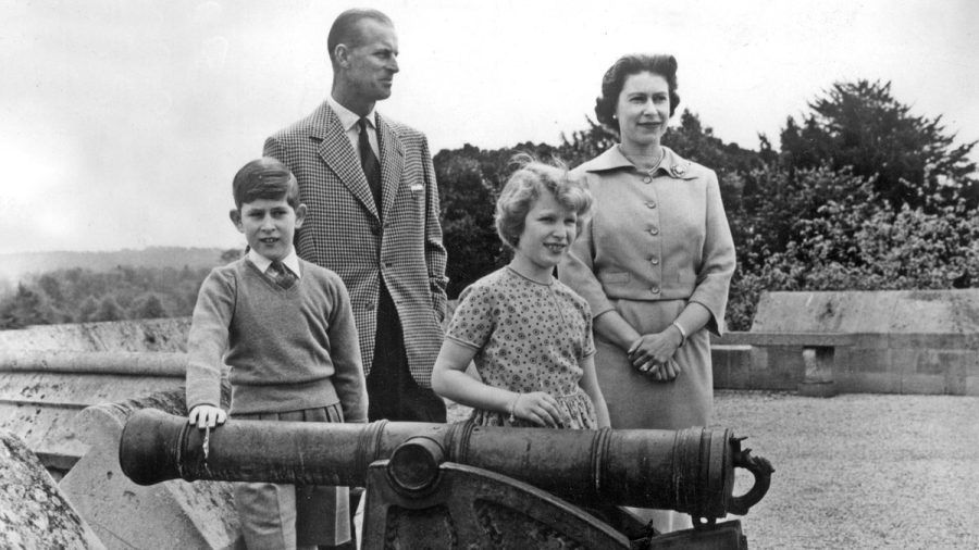 Viele Bilder der Royals wie dieses mit Queen Elizabeth, Prinz Philip und ihren Kindern Charles und Anne wurden veröffentlicht. Im Buckingham Palast gibt es nun auch privatere Momente zu sehen. (hub/spot)