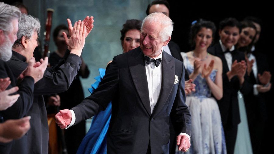 König Charles trifft Mitglieder des Casts bei einer Gala-Performance im Royal Opera House in London. (hub/spot)