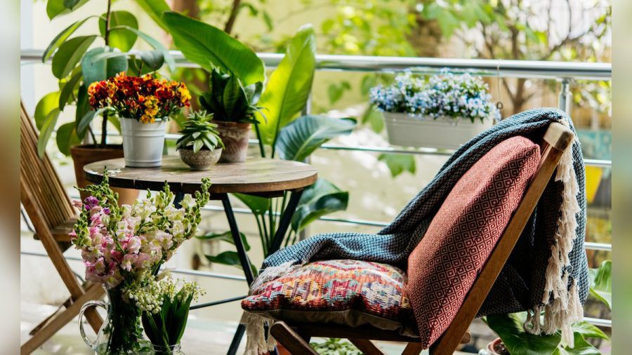 Mit blühenden Pflanzen, gemütlichen Kissen und kuscheligen Decken wird der Balkon zur Sommer-Oase. (ncz/spot)