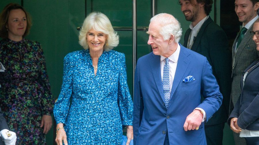 König Charles und Königin Camilla setzten bei ihrem Besuch der Royal Academy of Dramatic Art ganz auf die Farbe Blau. (stk/spot)
