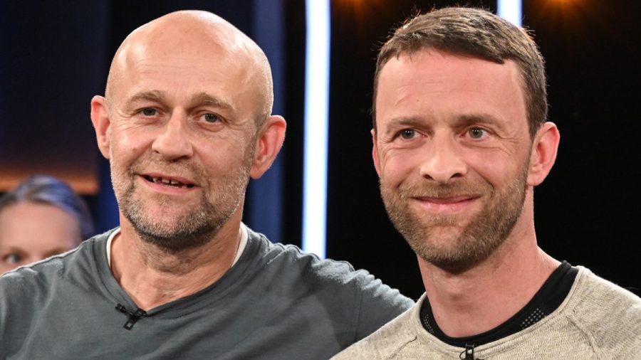 Jürgen Vogel besuchte zusammen mit einem Cousin Benjamin Vogel die "NDR Talk Show" am 21. Juni 2024. (ae/spot)