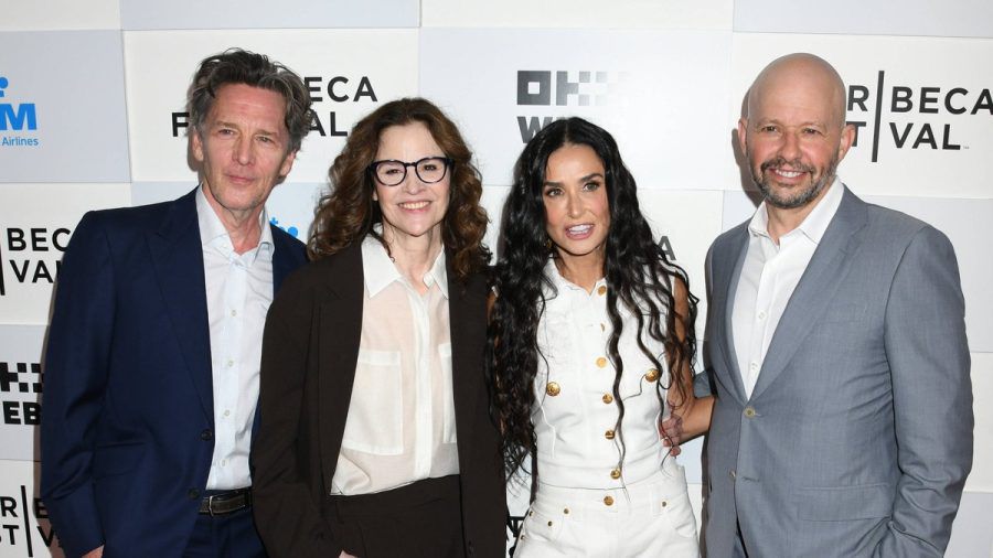 Andrew McCarthy, Ally Sheedy, Demi Moore und Jon Cryer (v. l.) bei der Premiere von "Brats" auf dem Tribeca Film Festival. (hub/spot)