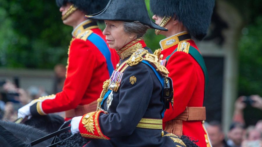 Prinzessin Anne hat an der traditionellen Parade "Trooping the Colour" zu Ehren des Geburtstages von König Charles III. am 15. Juni noch hoch zu Ross teilgenommen. (wue/spot)