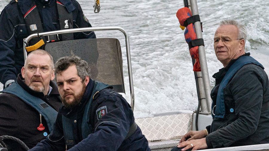 "Tatort: Hubertys Rache": Wasserschutzpolizei bringt die Kommissare Freddy Schenk (Dietmar Bär, sitzend, l.) und Max Ballauf (Klaus J. Behrendt, r.) zum Ausflugsschiff, das auf dem Rhein entführt wurde. (cg/spot)