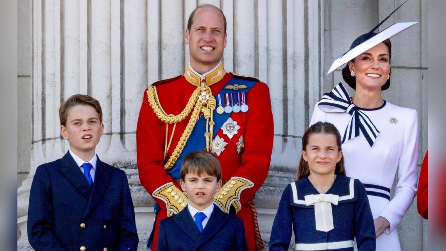 Prinz William mit seinen Kindern George, Louis und Charlotte auf dem Balkon des Buckingham Palastes. (eee/spot)