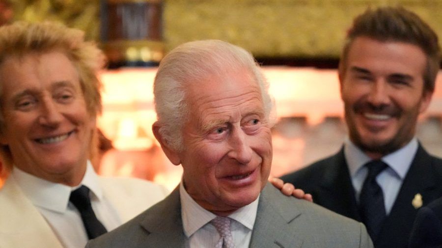 Verstehen sich sichtlich gut: Bei den King's Foundation Awards in London zeigte sich König Charles III. mit seinen prominenten Botschafter Rod Stewart (l.) und David Beckham (r.) sehr vertraut. (ae/spot)