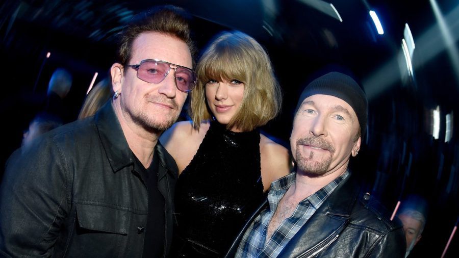 US-Superstar Taylor Swift mit den U2-Mitgliedern Bono (li.) und The Edge im Jahr 2016 bei den iHeartRadio Music Awards. (tj/spot)