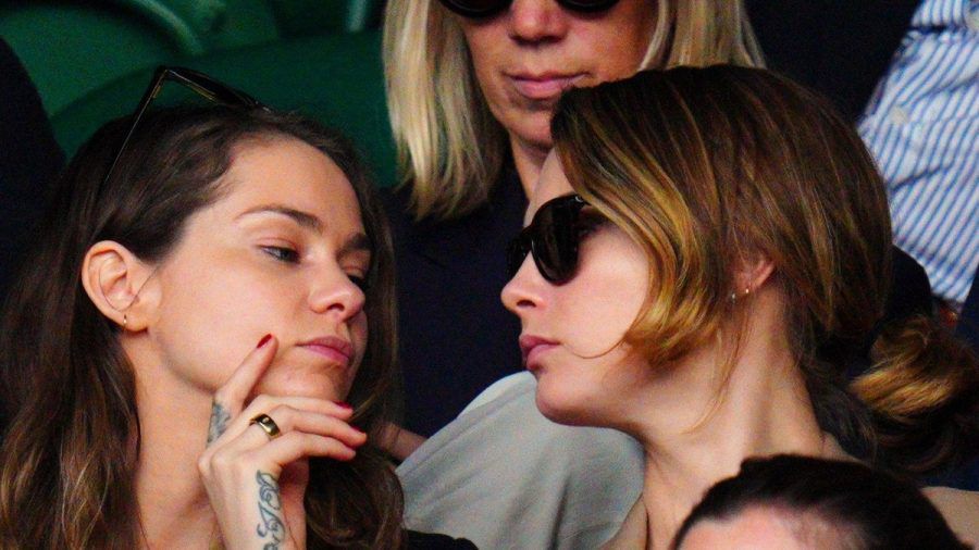 Cara Delevingne (r.) mit ihrer Freundin Minke im vergangenen Jahr beim Tennis-Turnier in Wimbledon. (eyn/spot)