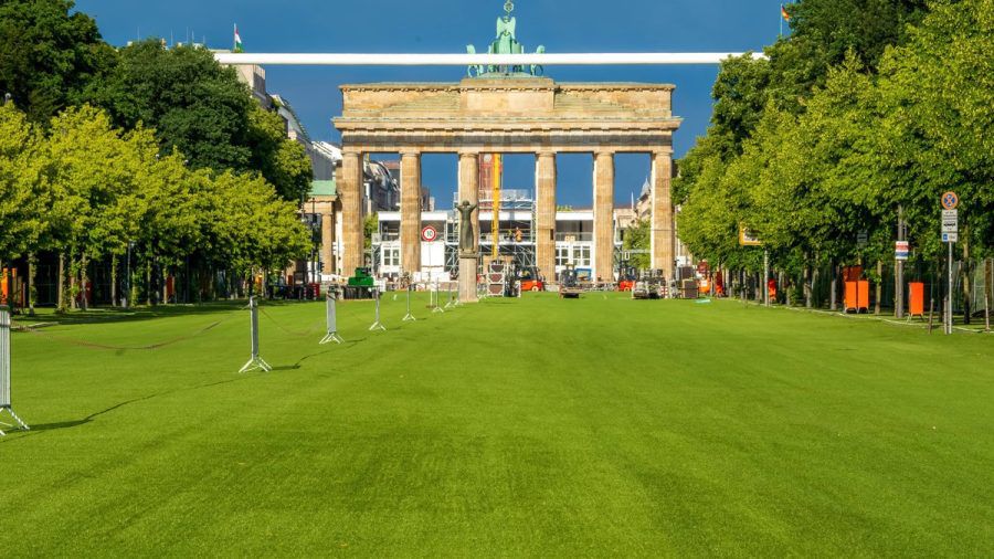 In Berlin ist bereits angerichtet: Auf der Fanmeile vor dem Brandenburger Tor ist ein spezieller Kunstrasen für das besondere Fußball-Flair verlegt worden. (elm/spot)