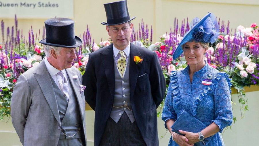 König Charles (l.), Prinz Edward und Herzogin Sophie in ihren Ascot-Outfits. (hub/spot)