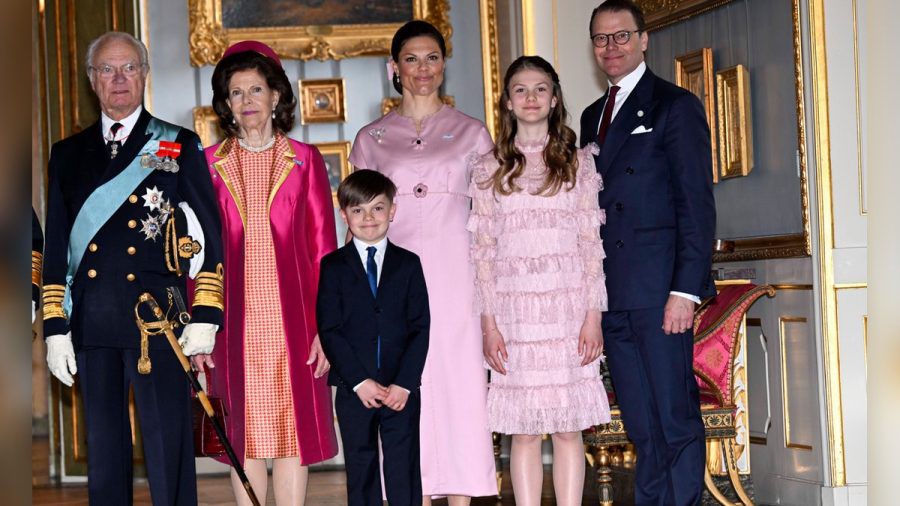 Die schwedische Königsfamilie auf einem offiziellen Porträt zum Nationalfeiertag 2024. (tj/spot)