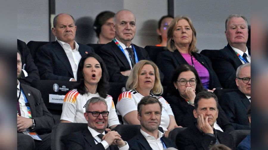 Bundeskanzler Olaf Scholz (o.l.) und Außenministerin Annalena Baerbock (l.) fieberten mit der deutschen Nationalmannschaft mit. (ym/spot)