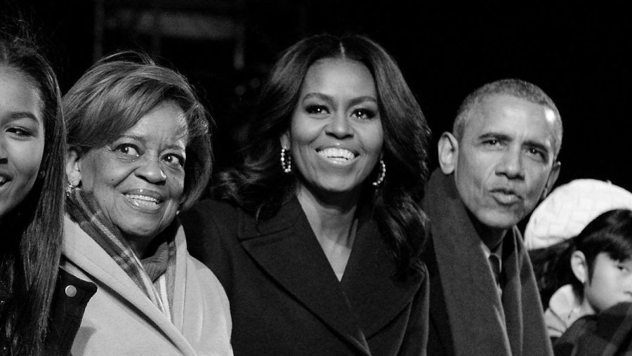 Ein Foto aus glücklicheren Tagen im Dezember 2015: Marian Robinson (l.) neben ihrer Tochter, der damaligen First Lady Michelle Obama, und ihrem Schwiegersohn, Ex-US-Präsident Barack Obama. (ili/spot)