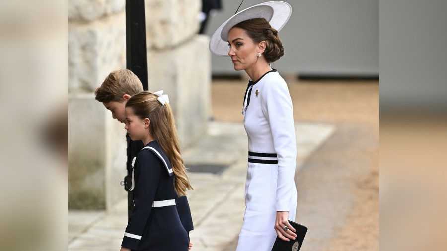 Prinzessin Kate mit ihren Kindern George und Charlotte bei "Trooping the Colour". (eee/spot)