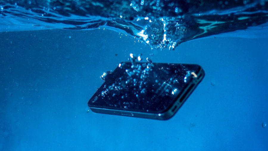 Fällt ein Handy ohne IP-Schutz ins Wasser, helfen diese Tipps beim Trocknen des Geräts. (elm/spot)