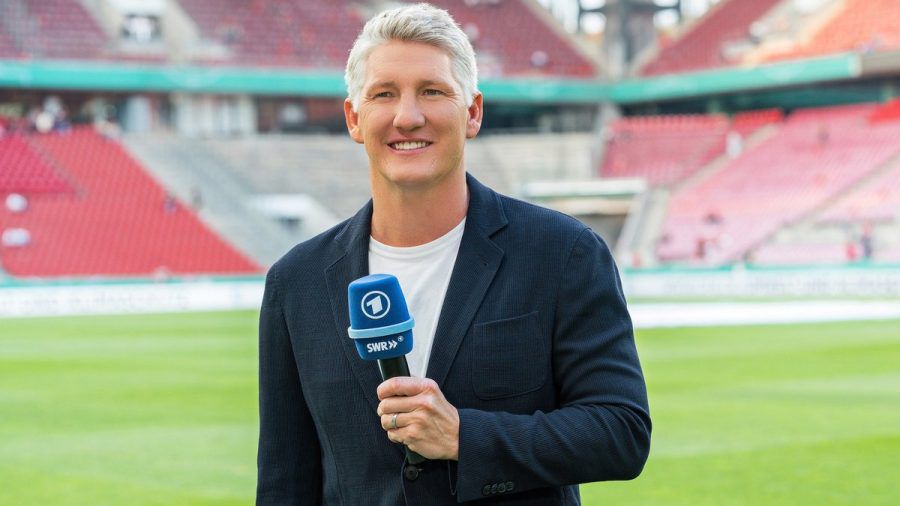 Bastian Schweinsteiger berichtet im Rahmen der Fußball-EM in Deutschland live aus den Stadien. (dr/spot)