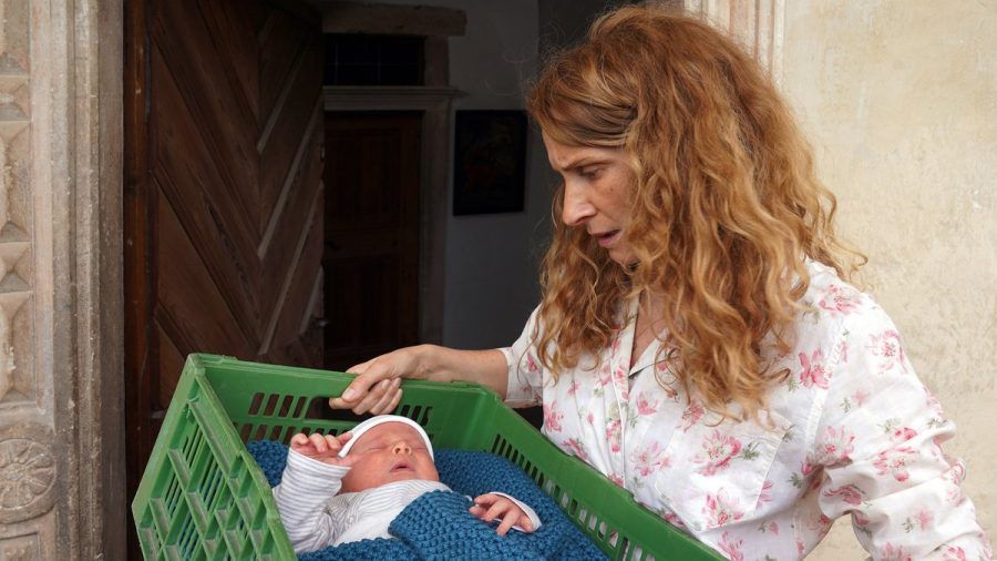 "Der Bozen-Krimi: Die Todsünde": "Capo" Sonja Schwarz (Chiara Schoras) findet ein Baby vor ihrer Haustür. (hub/spot)