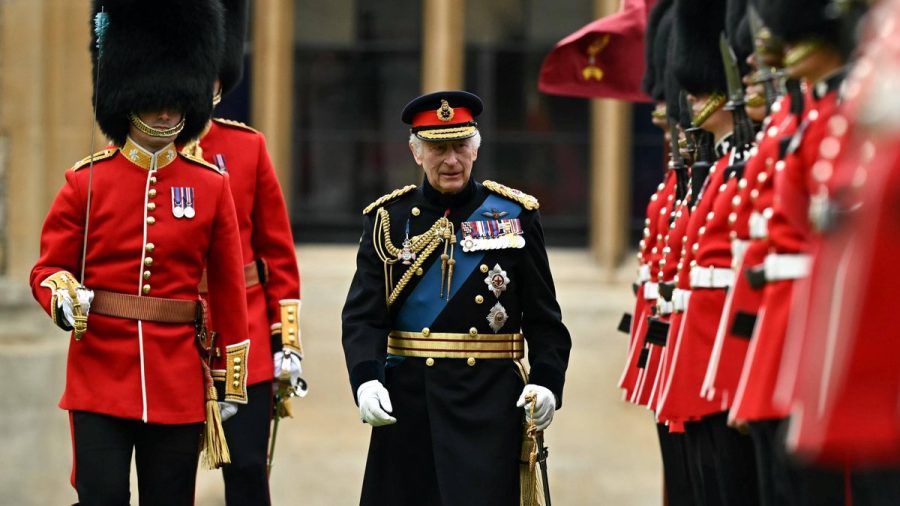 König Charles III. und die Kompanien Irish Guards während der Zeremonie auf Schloss Windsor. (eee/spot)