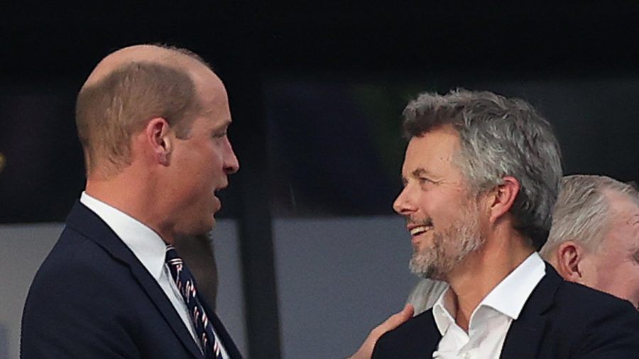 König Frederik (r.) und Prinz William begrüßen sich auf der Tribüne im Frankfurter Stadion. (dr/spot)