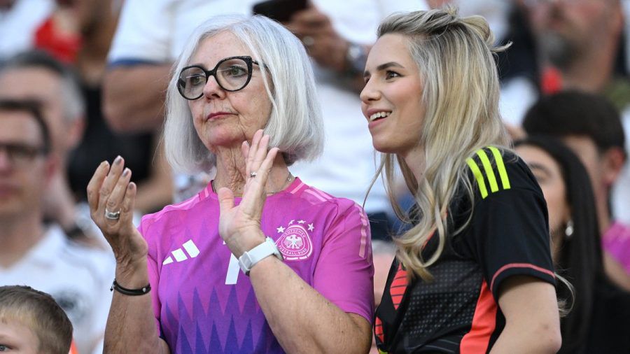 Mama und Ehefrau von Manuel Neuer auf der Tribüne: Marita Neuer (l.) und Anika Bissel, beim Spiel Deutschland gegen die Schweiz. (dr/spot)