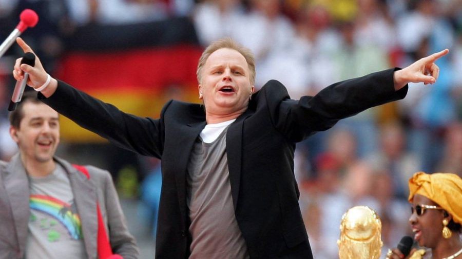 Herbert Grönemeyer während seines Auftritts bei der Eröffnungsfeier zur Fußball-WM 2006 in München. (dr/spot)