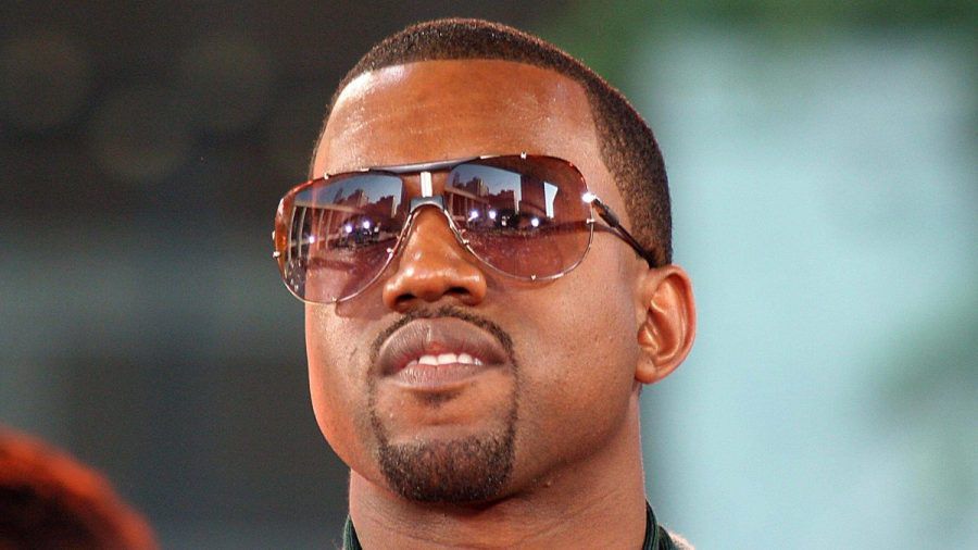 Gegen Rapper Kanye West gibt es immer wieder schwere Vorwürfe. Nun hat auch seine frühere persönliche Assistentin Klage eingereicht. (ae/spot)
