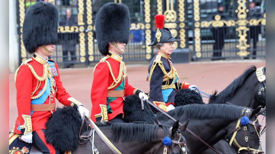 Prinz William (l.), Prinz Edward und Prinzessin Kate nahmen zu Pferde bei "Trooping the Colour" teil. (eyn/spot)