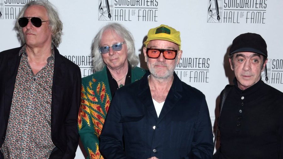 Peter Buck, Mike Mills, Michael Stipe und Bill Berry (v.l.n.r.) beim Event zur Aufnahme in die Songwriters Hall of Fame. (lau/spot)