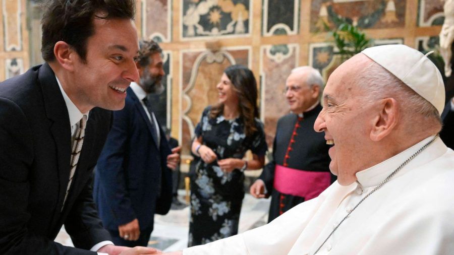 Papst Franziskus schüttelt dem US-Komiker und Late-Night-Talker Jimmy Fallon die Hand. (lau/spot)