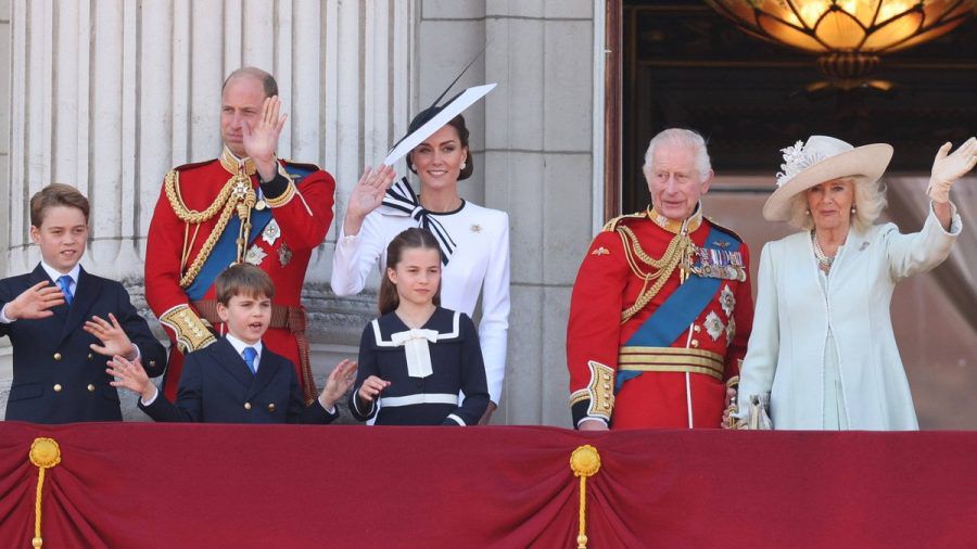 Die Royal-Family auf dem Balkon des Buckingham Palastes: George, William, Louis, Kate, Charlotte, Charles und Camilla (v.l.) winken ihren Fans. (eee/spot)