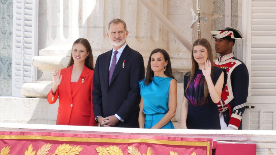Kronprinzessin Leonor, König Felipe, Königin Letizia und Prinzessin Sofia auf dem Palastbalkon. (ili/spot)