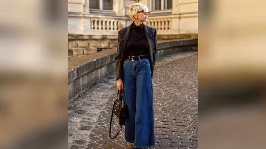 Genau richtig: Dunkelblaue Wide-Leg-Jeans sind im Trend. Dazu passen ein enges Oberteil und ein Taillengürtel perfekt. (eee/spot)