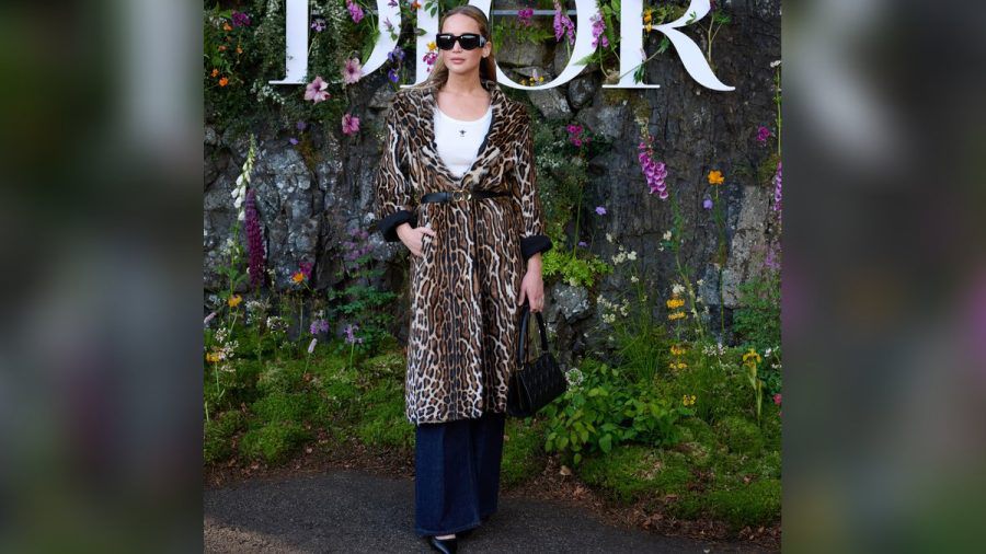 Jennifer Lawrence stellt ihr modisches Händchen bei Dior unter Beweis. (eee/spot)