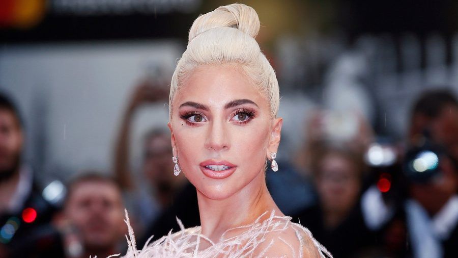 Lady Gaga dementiert Gerüchte um eine mögliche Schwangerschaft auf TikTok. (ym/spot)