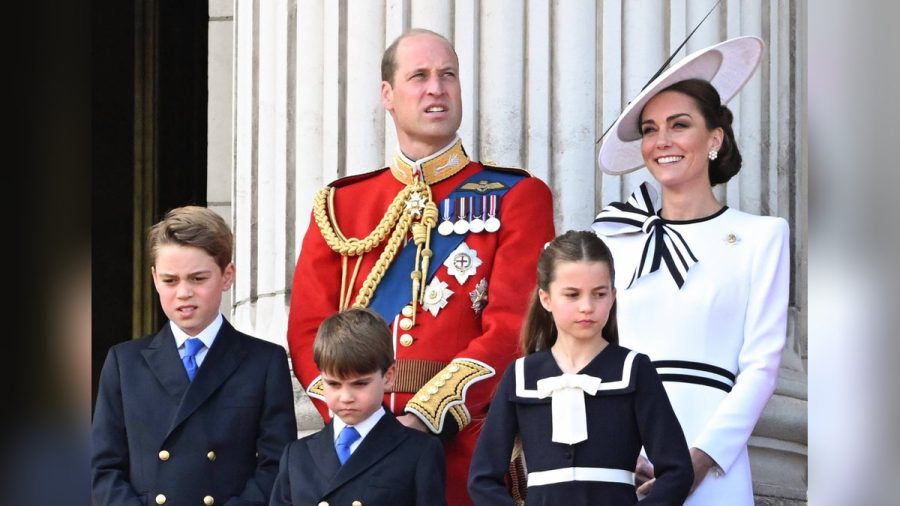 Die ganze Familie auf dem Balkon des Buckingham Palastes: Prinz William und Prinzessin Kate mit ihren Kindern Prinz George (l.), Prinz Louis und Prinzessin Charlotte. (dr/spot)