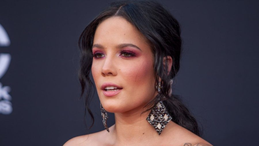 Jeder Trend kommt irgendwann wieder: Sängerin Halsey vor einigen Jahren mit dramatischem Make-up auf einer Veranstaltung. (the/spot)