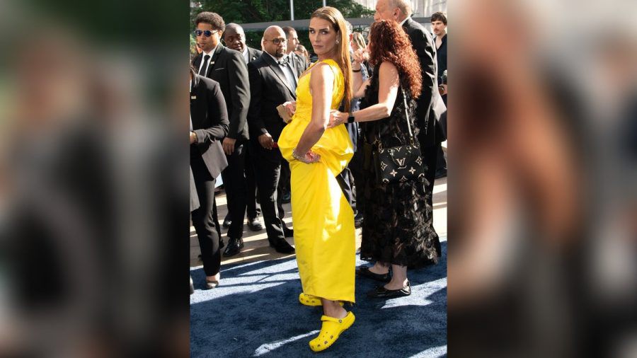 Schauspielerin Brooke Shields hatte bei den Tony Awards kein Problem damit, ihr ungewöhnliches Schuhwerk zu präsentieren. (ae/spot)