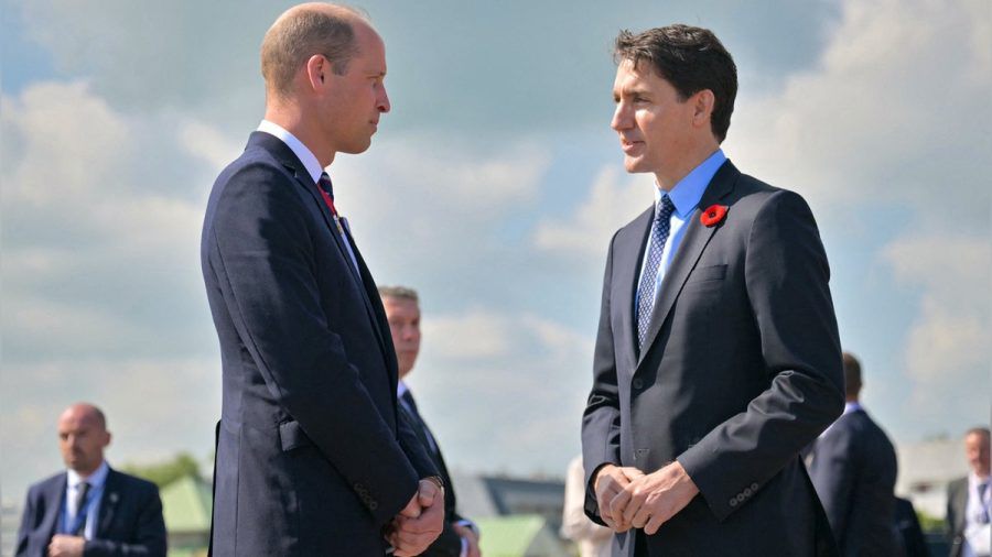 Kanadas Premierminister Justin Trudeau (r.) im Gespräch mit Prinz William in Courseulles-sur-Mer. (hub/spot)