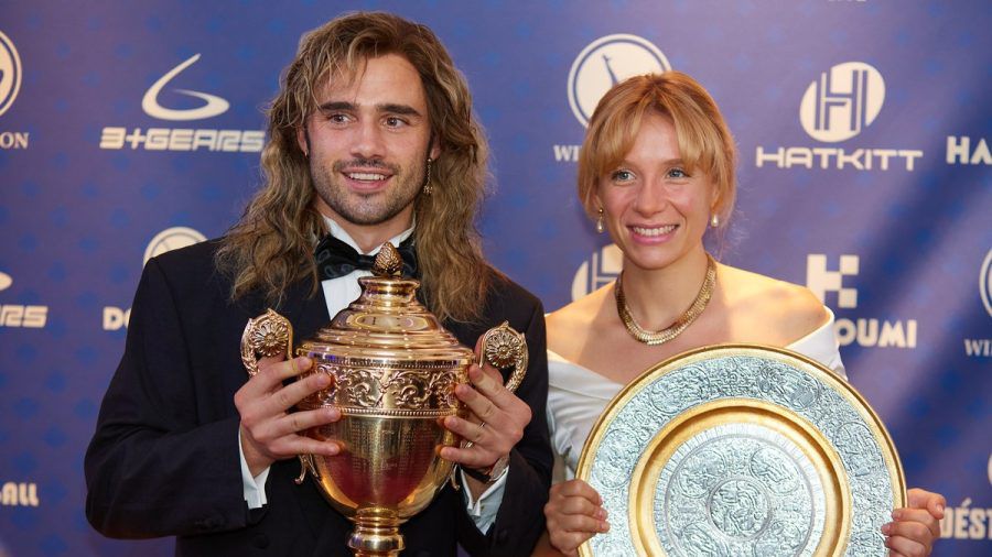 Vor allem Toby Sebastian sieht dem echten Andre Agassi extrem ähnlich. Doch auch Lena Klenke kommt Steffi Graf optisch sehr nahe. (stk/spot)